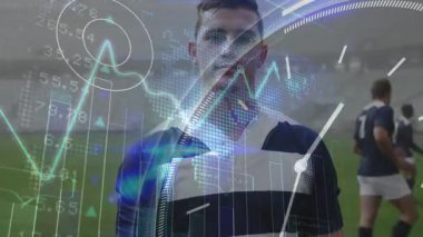 Rugby oyuncusu sahada yükselen grafikler ve spor analitiği için değişen grafikler alıyor. Sporcu, takım çalışması, veri görselleştirme, yenilik, spor teknolojisi, profesyonel, stratejik