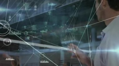 Koç, voleybol antrenmanı sırasında teknik grafikleri gösterip performans istatistiklerini güncelliyor. Evrim, yenilik, takım çalışması, dijital, analiz, eğitim, spor