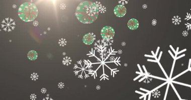 Yılbaşı süslemelerinin üzerine düşen kar animasyonu. Noel geleneği ve kutlama konsepti dijital olarak oluşturulmuş video.
