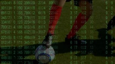 Kırmızı çoraplı oyuncuyu çalıştıran üstüste yayın. Spor teknolojisinde savunma oyuncusunu pas geçerek top sürüyor. Atletik, hareketli, dinamik, strateji, rekabet, performans, canlılık