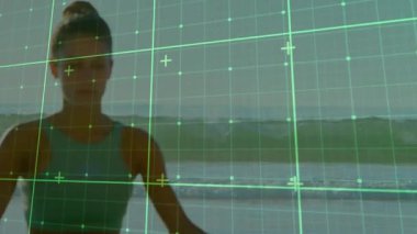 Plajda meditasyon yapan bir kadın sağlık takibi için karede kayarak ızgarayı aktifleştiriyor. Meditasyon, sükunet, farkındalık, sağlık, teknoloji, dijital, dinginlik