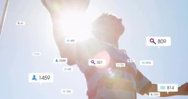 Rugby oyuncusu yüzen metrik kabarcıkları fark ediyor, topu kavrıyor ve fırlatıyor, teknolojik ölçümleri kutluyor. Atletik, takım çalışması, zafer, spor, kutlama, açık hava, enerjik