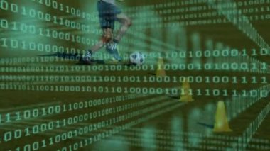 Erkek futbolcu, spor talimine başlıyor. Kozalakları ikili akışla dokuyor. Atletik, çeviklik, eğitim, teknoloji, spor giyim, açık hava, spor