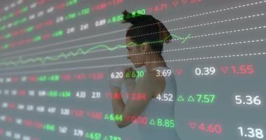 Yükselen grafik eğilimini incelerken kareye giren, yumruklayan ve tahmini hisse senedi verilerini koruyan kadın. Kadın, aktivizm, rekabetçi, kararlılık, modern, enerjik, odaklanma