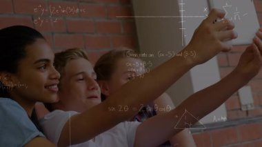 Matematiksel denklemlerin okul çocuklarının öğrenmesi üzerine animasyonu. Eğitim ve öğrenme kavramı dijital olarak oluşturulmuş video.