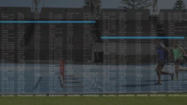 Mavi pistte koşan iki atlet, spor analitiği için kod oluşturuyorlar. Atletizm, performans, hız, rekabet, fitness, veri görselleştirme, teknoloji