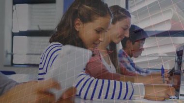 Renkli yapboz parçalarının animasyonu ve elektronik cihazlar kullanan çocukların arkadaşlarının veri işlemesi. Küresel iş dijital arayüzü ve teknoloji konsepti dijital olarak oluşturulmuş video.