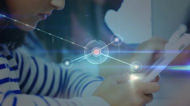 Teknolojiyi kullanan çeşitli öğrenci grupları üzerinden bağlantı ağının animasyonu. küresel eğitim, teknoloji, bağlantılar ve dijital olarak oluşturulmuş video işleme kavramı.