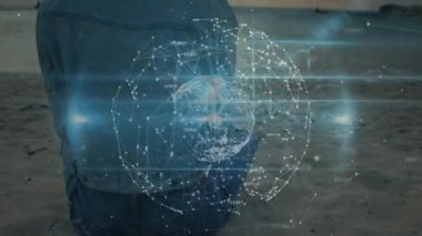 Alacakaranlıkta sahilde duran bir kadın veri ağı teknisyeninden ortaya çıkan holografik küreyi izliyor. Gelecekçi, yenilikçi, bağlantı, teknoloji, küresel, dijital, bilim