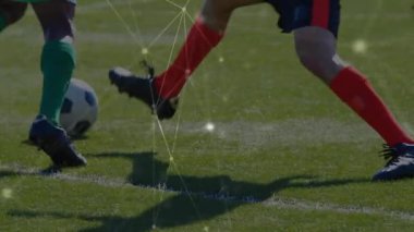 Futbol oyuncusunun top sürüşü, eski defans oyuncusunu saldırı için öne çıkaran animasyonlu yolu tetikliyor. Atletik, aksiyon, strateji, performans, spor, rekabet, açık hava