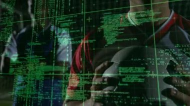 Kale çerçevesinde iki futbolcu, yeşil ızgara taramasıyla topun yüzünü spor verileri için tarıyor. Sporcular, takım çalışması, yenilik, teknoloji, dijital, spor, fütüristik