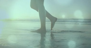 Alman bayrağının sahildeki kadının üzerinde canlandırılması. Spor fitness ve aktif yaşam tarzı konsepti dijital olarak oluşturuldu.