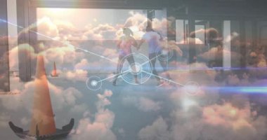 Afrika kökenli Amerikalı erkek ve bayan futbolcuların egzersiz yapmaları üzerine veri işleme animasyonu. global spor ve dijital arayüz konsepti dijital olarak oluşturulmuş video.