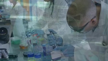 Laboratuvardaki çeşitli bilim adamları üzerinde DNA iplikçiklerinin ve veri işlemesinin animasyonu. küresel bilim, veri işleme ve bağlantı konsepti dijital olarak oluşturulmuş video.