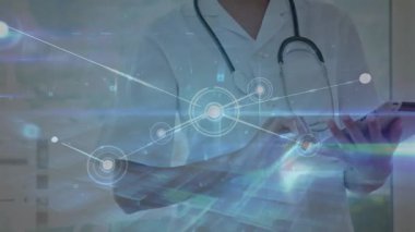 Tablet kullanan beyaz kadın doktor üzerinden bağlantı ağının animasyonu. tıp, sağlık, bağlantılar ve teknoloji konsepti dijital olarak oluşturulmuş video.