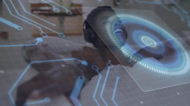 Kanepeye yaslanmış, kulaklık takan bir kadın ve titreşimli HUD halkasıyla daldırma teknolojisini çalıştıran bir kadın. Teknoloji, konfor, eğlence, modern, rahatlama, dijital arayüz