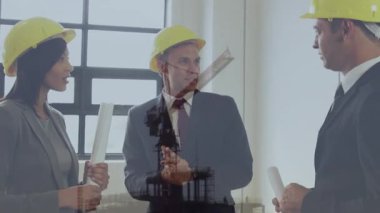 Kafkasyalı bir grup mühendis üzerinde bir inşaat alanının animasyonu. küresel iş, mühendislik, bağlantılar ve teknoloji konsepti dijital olarak oluşturulmuş video.