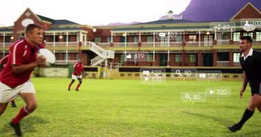 Kırmızı oyuncu rugby topunu alıyor ve hücum ediyor, top kaybı ile karşı karşıya, sosyal simgelerle koşuyor. Sporcular, yarışma, aksiyon, çeviklik, stadyum, takım çalışması, spor