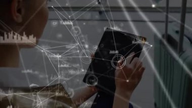 Tablet kullanan beyaz iş kadını üzerinden bağlantı ağının animasyonu. küresel iş, teknoloji ve ağlar konsepti dijital olarak oluşturulmuş video.