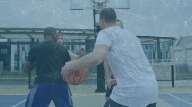 Beyaz tişörtlü bir oyuncu arkasından top sürüyor. Spor sahasında defans oyuncularının üzerinden atlıyor. Eylem, takım çalışması, atletik, rekabet, kentsel, dinamik, motivasyonel