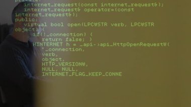 Akıllı telefon kullanan bir kadının veri işleme animasyonu. İş ve teknoloji kavramı.