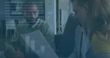 Ofisteki çeşitli iş adamları üzerinde veri işleme animasyonu. küresel iş, bilgisayar ve dijital arayüz kavramı dijital olarak oluşturulmuş video.