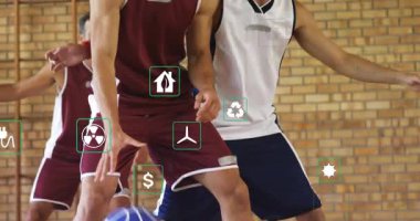 Kestane rengi formalı oyuncu top çeviriyor ve spor analizi için hareket kavisleriyle defans oyuncusunun yanından geçiyor. Atletizm, rekabet, takım çalışması, çeviklik, hassasiyet, spor, yoğunluk