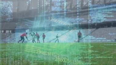 Çizgili atlet topu alıyor ve atlamak için spor analitiği altında defans oyuncularını geçiyor. Spor, rekabet, teknoloji, kesinlik, performans, dijital dayanıklılık