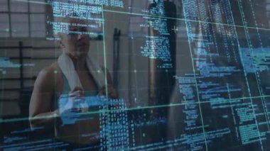 Antrenman sonrası duraklama, spor meraklısı, sağlık verilerini incelemek için su aktifleştirme kodunu yudumluyor. Fitness, teknoloji, holografik, dijital, sağlık, konsantrasyon, modern