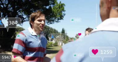 Sahada konuşan ve el kol hareketi yapan adam sosyal medya ikonlarının yükselişini ve bağlılığını gösteriyor. Açık hava, etkileşim, teknoloji, iletişim, eğlence, dijital, yoldaşlık