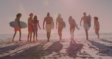 Sahildeki çeşitli arkadaşların üzerinde Amerikan bayrağının animasyonu. Tatiller ve dijital arayüz kavramı dijital olarak oluşturulmuş video.