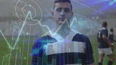 Rugby oyuncusu kameraya bakarken takım arkadaşları sahada kayan ölçümleri başlatıyorlar. Atletik, takım çalışması, spor, performans, veri görselleştirme, fitness, eğitim