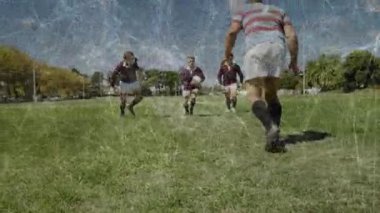 Rugby topu taşıyıcısı defans oyuncularına yaklaşıyor. Animasyon okları yan adımları ve sürat koşusunu gösteriyor. Atletizm, rekabet, çeviklik, takım çalışması, açık hava, dinamik, spor