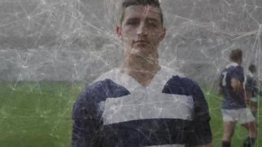 Spor analizinde takım arkadaşlarıyla top yakalayan rugby oyuncusunu gösteren veri örtüşmesi. Atletik, takım çalışması, spor, performans, açık hava, stratejik, modern