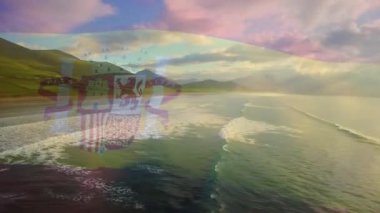 Plaj ve deniz dalgalarının havadan görüntüsüne karşı İspanya bayrağı sallayan birleşik video. Ulusal turizm ve seyahat kavramı