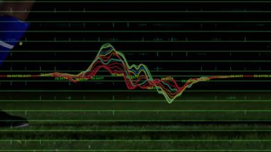 Futbolcu devreye giriyor, spor teknolojisi için güç dalgalanması ile topa vuruyor. Atletizm, biyomekanik, performans, hareket, teknoloji, spor bilimi, enerji
