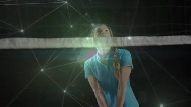 Gelen voleybolu takip eden bayan sporcu ve dijital teknolojiyle ön kol geçişi alıştırması yapıyor. Sporcu, spor, antrenman, rekabet, hareket, dinamik, teknoloji