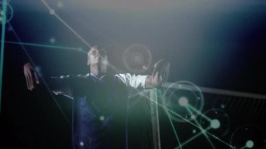 Dijital küre ışıkların altında beliriyor futbolculara bakıyor rakibi hızla koşuyor ve kontrol için zıplıyor. Atletik, dinamik, fütüristik, rekabet, takım çalışması, yenilik, hareket