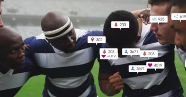 Maç öncesi toplanan takım, sosyal medya simgelerini ateşliyor sonra da görüntüyü netleştirmek için küçülüyor. Atletik, takım çalışması, motivasyon, spor, rekabetçi, yoldaşlık, dijital