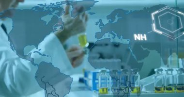 Laboratuvardaki beyaz erkek bilim adamı üzerinde veri işleme ve dünya haritası animasyonu. küresel bilim ve dijital arayüz kavramı dijital olarak oluşturulmuş video.