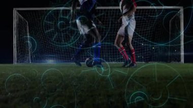 Işıklar altında topa bakan iki futbolcu, harita çıkarma taktikleriyle kontrol için düello yapıyor. Atletizm, takım çalışması, rekabet, stadyum, yoğunluk, dayanıklılık, strateji