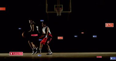 Top terbiyecisi, teknolojide görünen sosyal simgelerle salya akıtıyor, pas veren savunmacıyı infaz ediyor. Atletik, rekabetçi, dinamik, dijital, yüksek teknoloji, enerjik, hareket