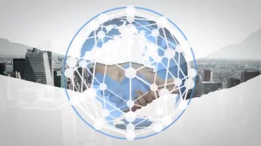 Bağlantılar ağı olan bir dünya animasyonu ve şehir manzarası üzerinde el sıkışan iş adamları. küresel iş, veri işleme ve dijital arayüz kavramı dijital olarak oluşturulmuş video.