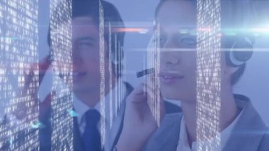 Kafkas erkek ve kadın müşteri hizmetleri yöneticilerinin telefon kulaklığıyla konuştuğu veri işleme. iş ve teknoloji kavramı