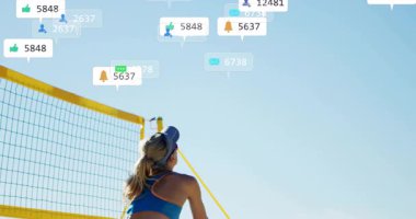 Sarışın sporcu voleybol oynuyor ve voleybol oynuyor, yüzen sosyal ikonlar plaj voleybolunda dönüyor. Fitness, spor, açık hava, aksiyon, rekabet, enerjik, enerjik