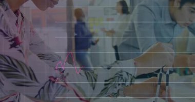 Ofiste çalışan çeşitli erkek ve kadın mühendisler hakkında istatistiksel veri işleme. Küresel finans ve mimari mühendislik teknolojisi kavramı