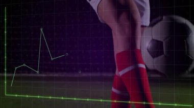 Futbolcu ışıkların altında çim sahada nazikçe yuvarlanarak spor grafiklerinin çakılmasına neden oluyor. Atletik, spor, hareket, teknoloji, analiz, açık hava, takım