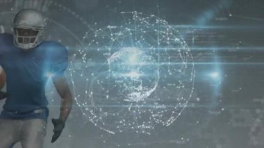 Futbolcu, spor teknolojisi için dönen veri küresi darbeleri olarak çerçeve yakalama topuna doğru koşuyor. Sporcu, hareket, modern, dijital, yenilik, atletizm, teknoloji