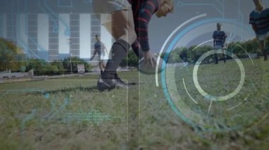 Top taşıyıcı top, top tutarak koşuyor ragbi ragbisinde HUD kaplamasının altında mücadeleye direniyor. Sporcular, müsabaka, spor, çeviklik, takım çalışması, açık hava, dinamik