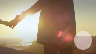 Spor stadyumunda el sıkışan iki iş adamının kompozisyonu. Küresel ağ teknolojisi ve iş konsepti.